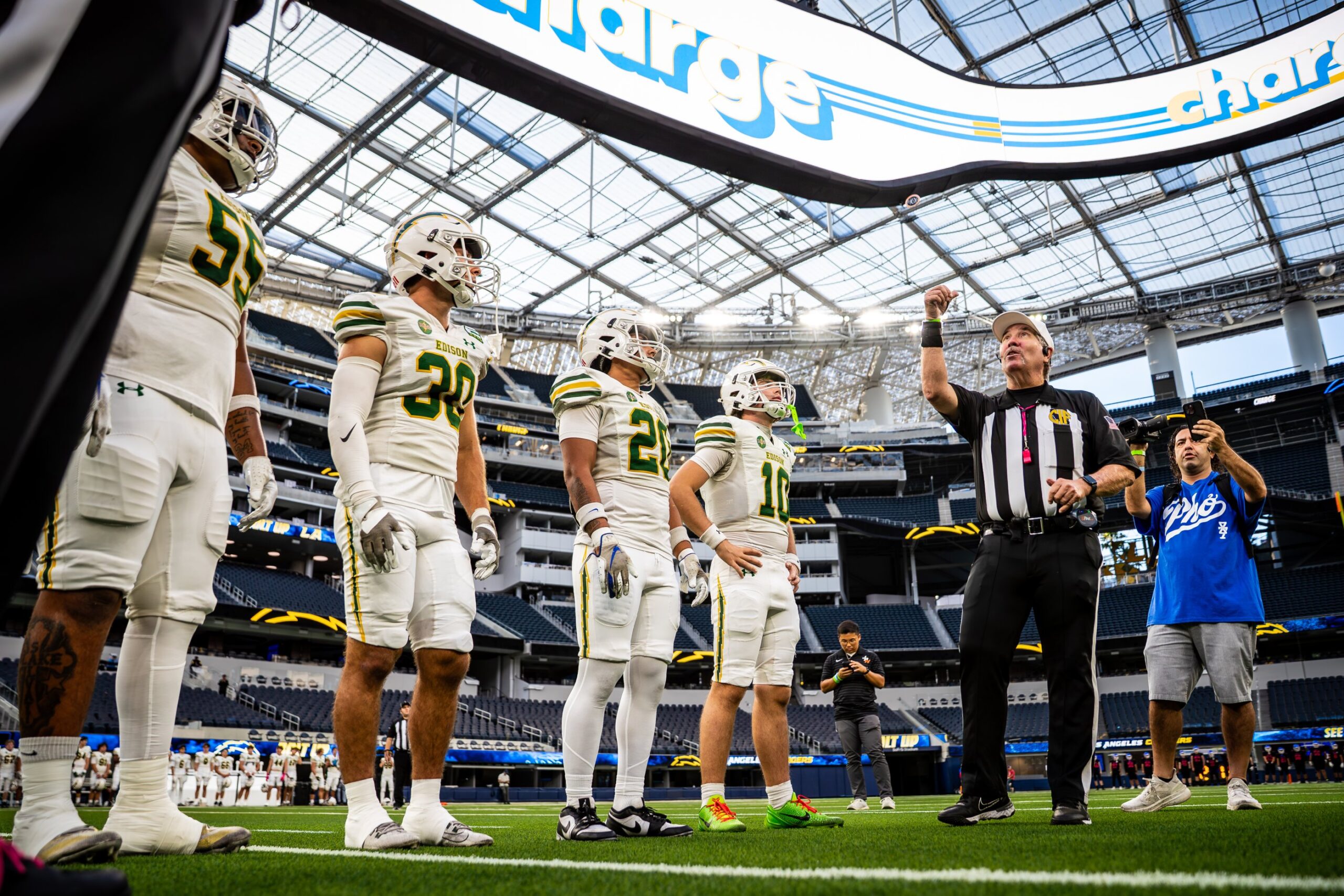 E v LA 2025 coin toss